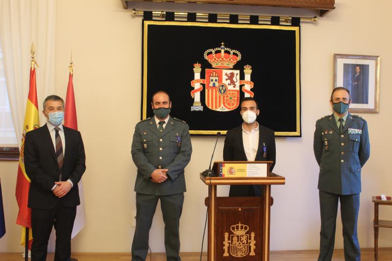 La Subdelegación distingue al alcalde de Ossa de Montiel y al sargento de la Guardia Civil del puesto con las medallas al Mérito de Protección Civil