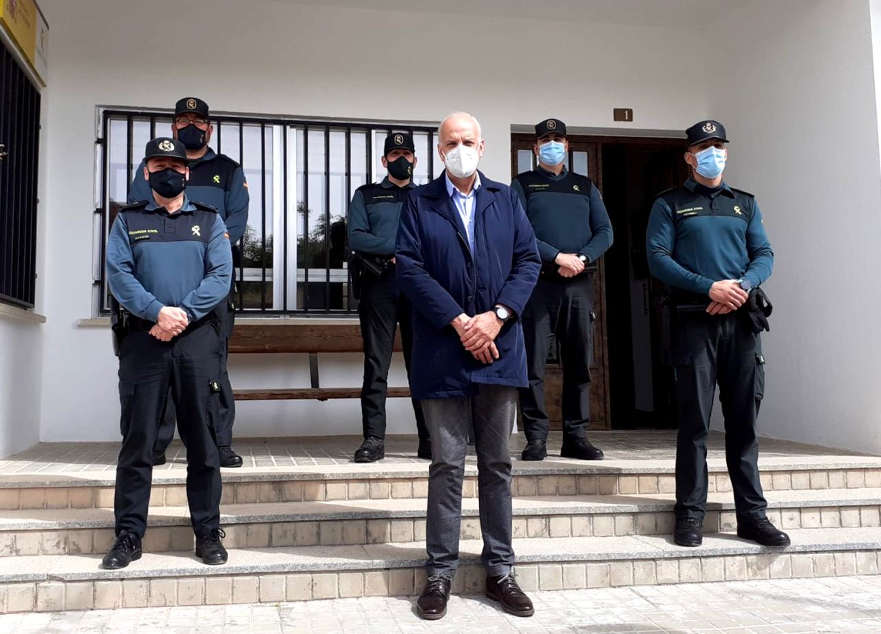 El subdelegado del Gobierno de España en la provincia de Cuenca visita el puesto de la Guardia Civil de Horcajo de Santiago