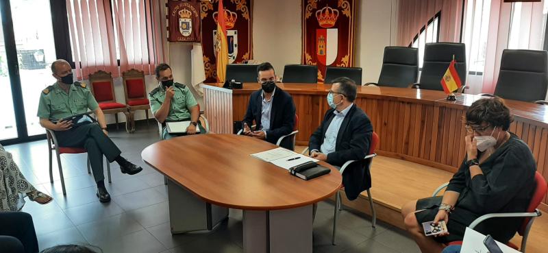 El subdelegado del Gobierno en Toledo preside con al alcalde de Cazalegas la Junta Local de Seguridad