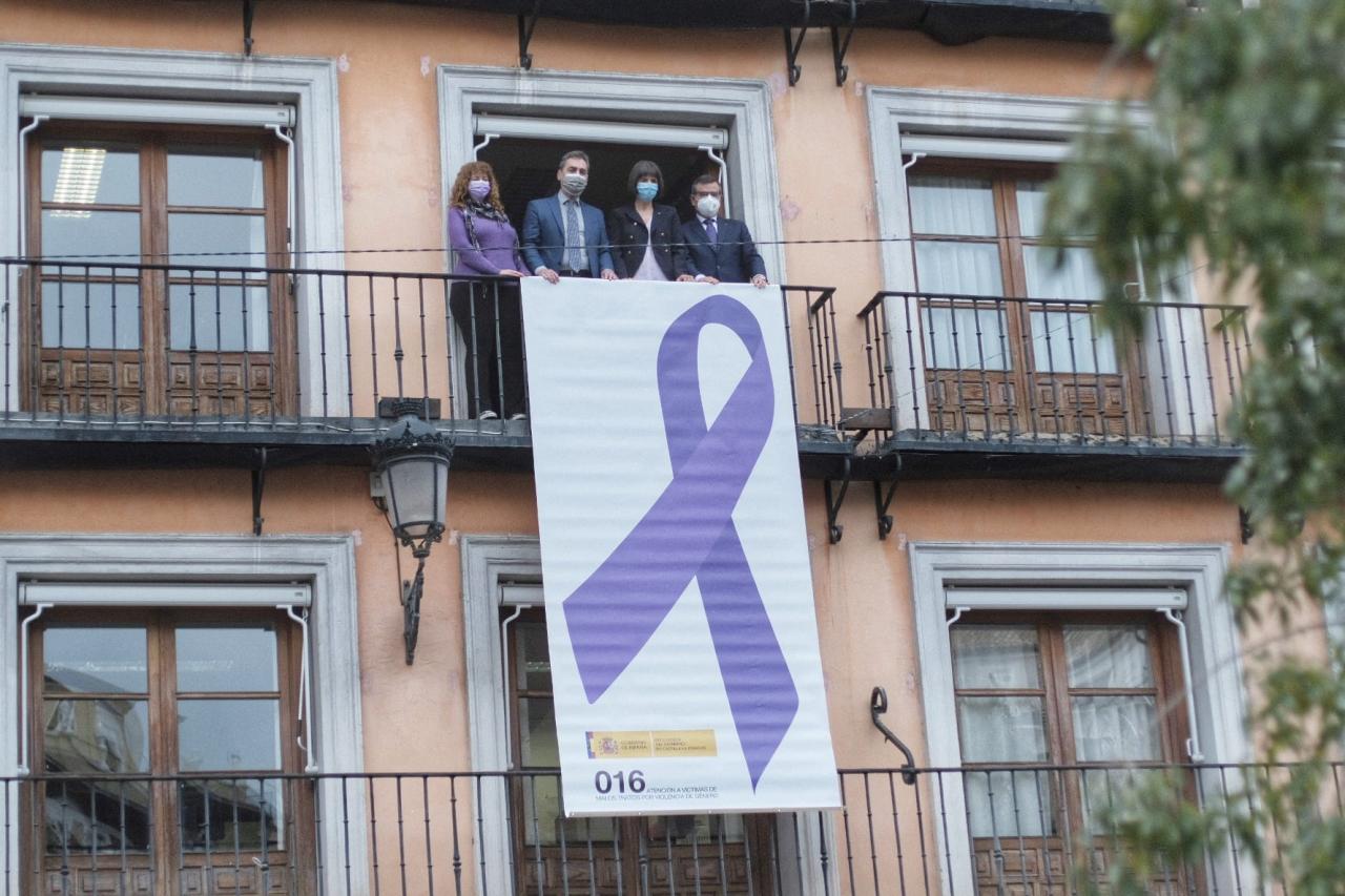 El delegado del Gobierno de España en Castilla-La Mancha despliega un gran lazo morado en la fachada de la Delegación del Gobierno como inicio oficial de los actos por el 25N