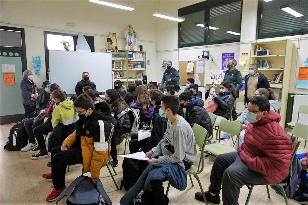 El subdelegado del Gobierno de España en la provincia de Albacete asiste a una sesión informativa sobre los riesgos de internet y redes sociales de la Guardia Civil a alumnos de Pozo Cañada