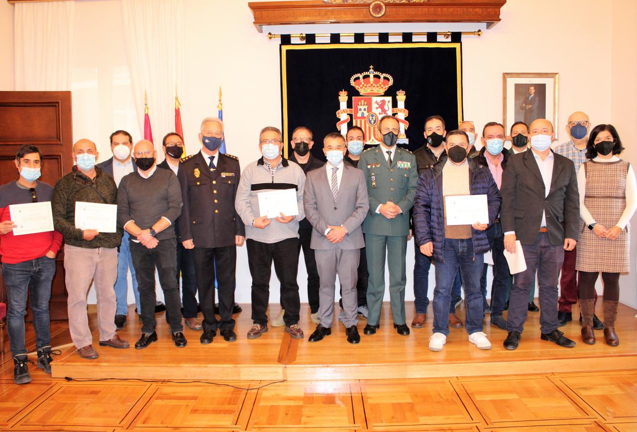 El subdelegado del Gobierno de España en la provincia de Albacete entrega diplomas de reconocimiento a dieciocho radioaficionados albaceteños por su veteranía en la Red Nacional de Radio de Emergencias