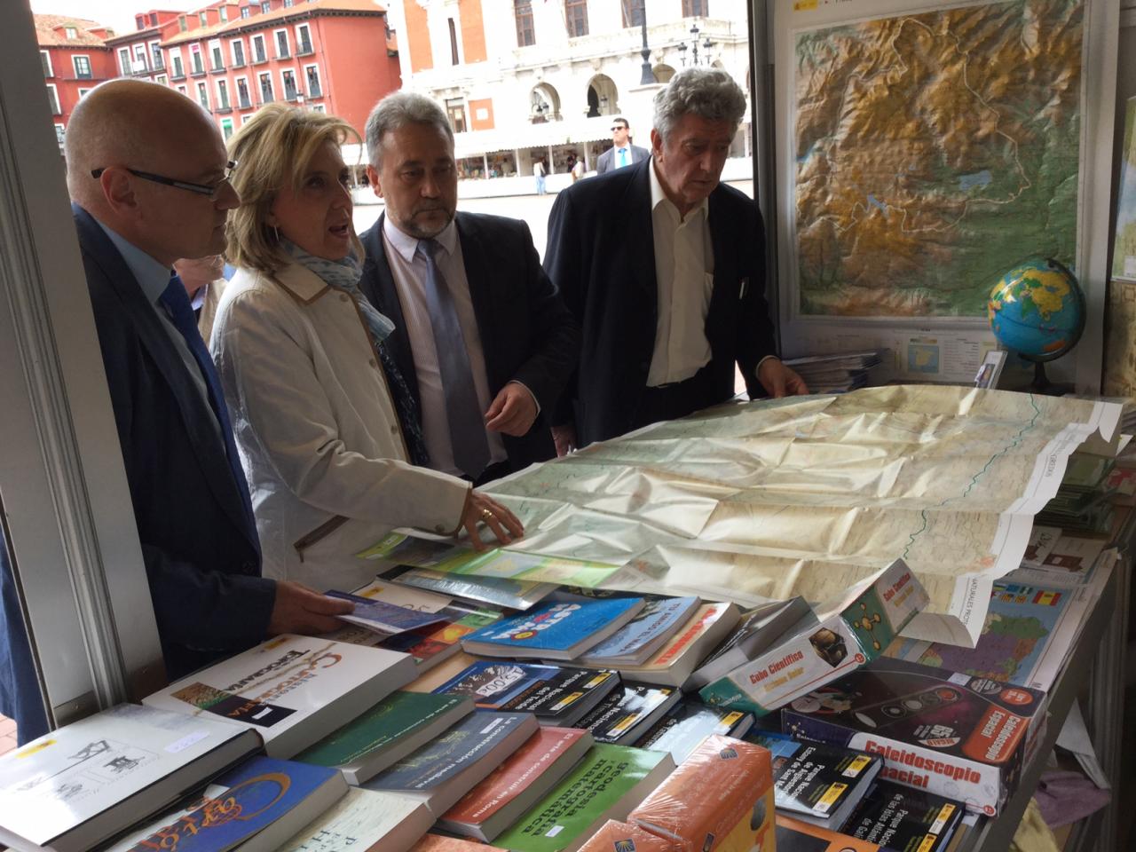 La delegada del Gobierno en Castilla y León visita el stand del Instituto Geográfico Nacional en la Feria del Libro de Valladolid