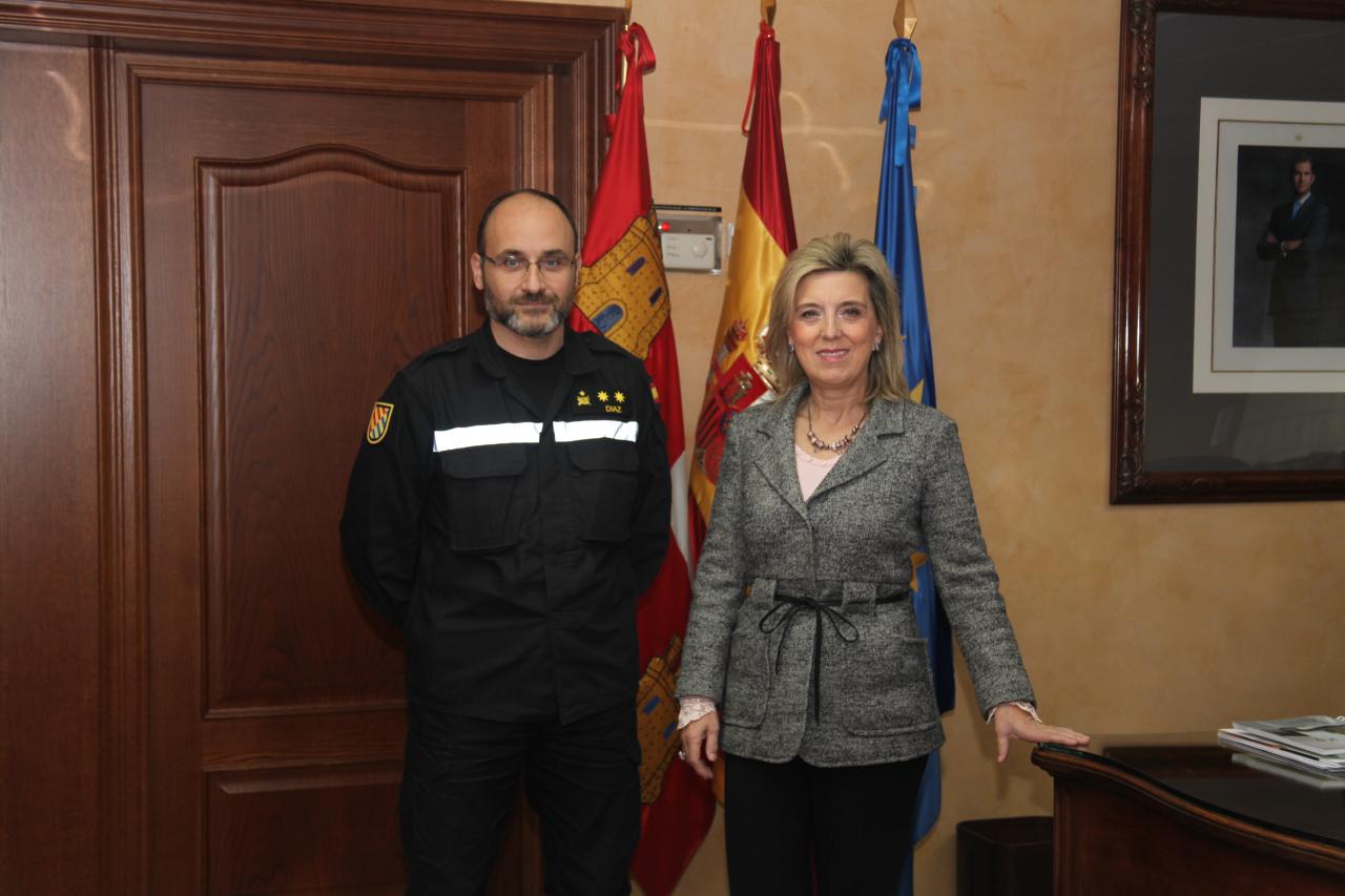 La delegada del Gobierno en Castilla y León recibe al nuevo teniente coronel jefe del batallón de la Unidad Militar de Emergencias (UME) ubicado en León