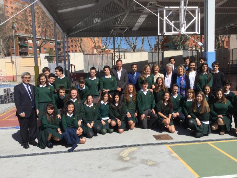 La ministra de Agricultura, Pesca, Alimentación y Medio Ambiente inaugura la nueva pista polideportiva cubierta del Colegio de La Enseñanza, de Valladolid
