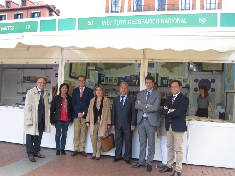 La delegada del Gobierno en Castilla y León visita el stand del Instituto Geográfico Nacional (IGN) en la Feria del Libro de Valladolid