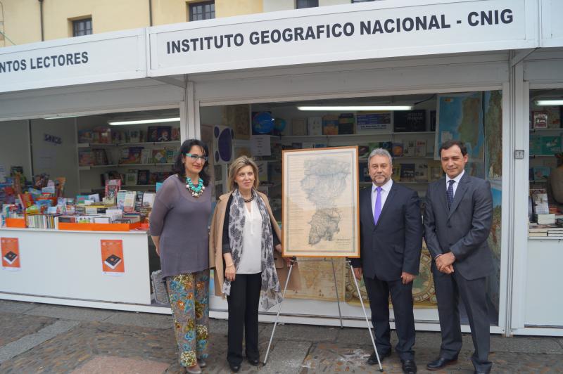La delegada del Gobierno en Castilla y León visita el stand del Instituto Geográfico Nacional (IGN) en la Feria del Libro de León, que presenta como novedad el ‘Mapa del Reino de León y del Principado de Asturias de 1837…’