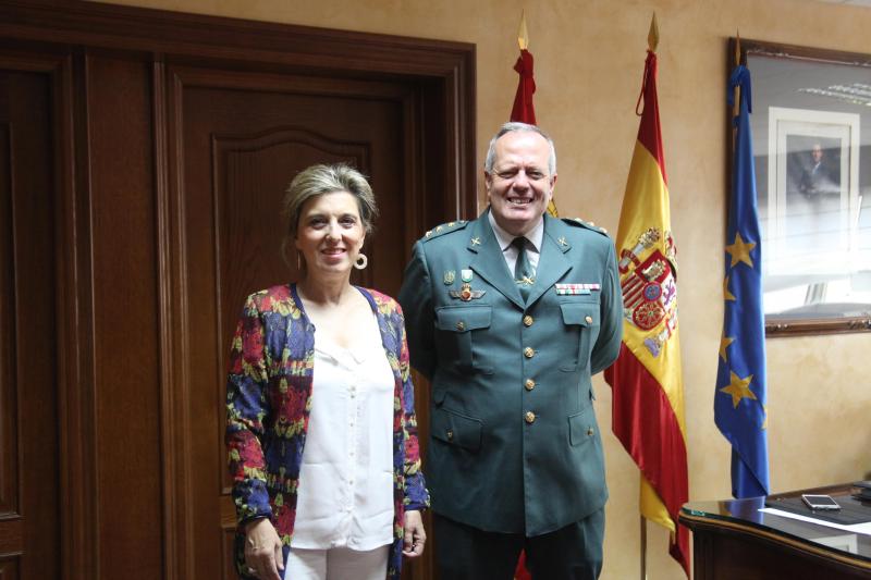 El coronel jefe de la Comandancia de la Guardia Civil de Palencia se despide de la delegada del Gobierno en Castilla y León