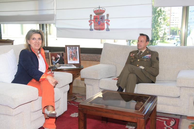 María José Salgueiro desea los mejores éxitos al general Manuel Gorjón, hasta ahora jefe de la IV Subinspección del Ejército de Tierra con sede en Valladolid, destinado al mando logístico de la UE