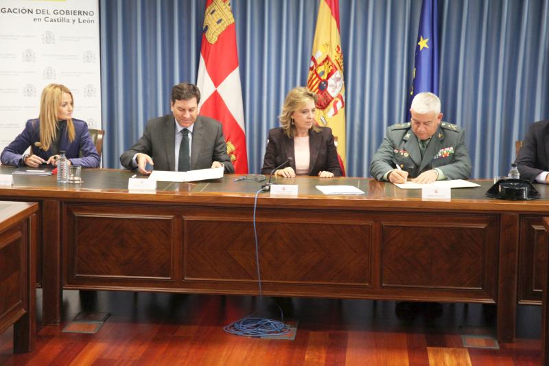 La delegada del Gobierno en Castilla y León y el consejero de Empleo de la Junta presiden la firma de un convenio de incorporación de la Guardia Civil en el procedimiento operativo de la prevención de riesgos laborales en el medio rural de la región