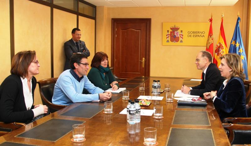 El presidente de Adif, Juan Bravo, acompañado por la Delegada del Gobierno en Castilla y León, María José Salgueiro, ha mantenido esta mañana una reunión con los representantes de las asociaciones de vecinos de La Pilarica.
