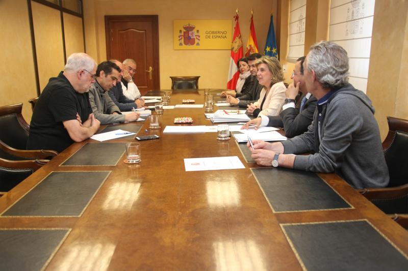La delegada del Gobierno en Castilla y León explica las grandes líneas del proyecto de  Presupuestos Generales del Estado (PGE) 2018 a los dirigentes regionales de CCOO y UGT, quienes plantean sus sugerencias