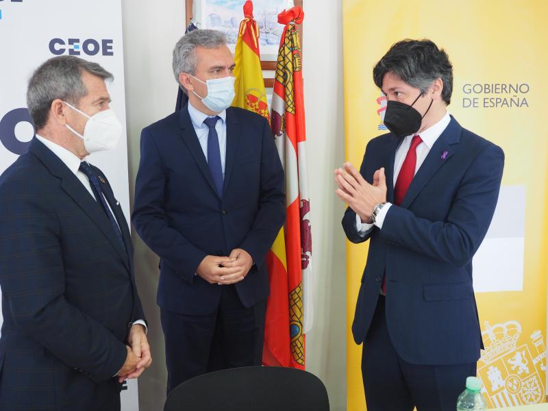 El delegado del Gobierno destaca el protagonismo de los empresarios, en los que tiene “plena confianza”, de cara a la captación de los fondos europeos Next Generation, durante su primer encuentro con CEOE en Ávila