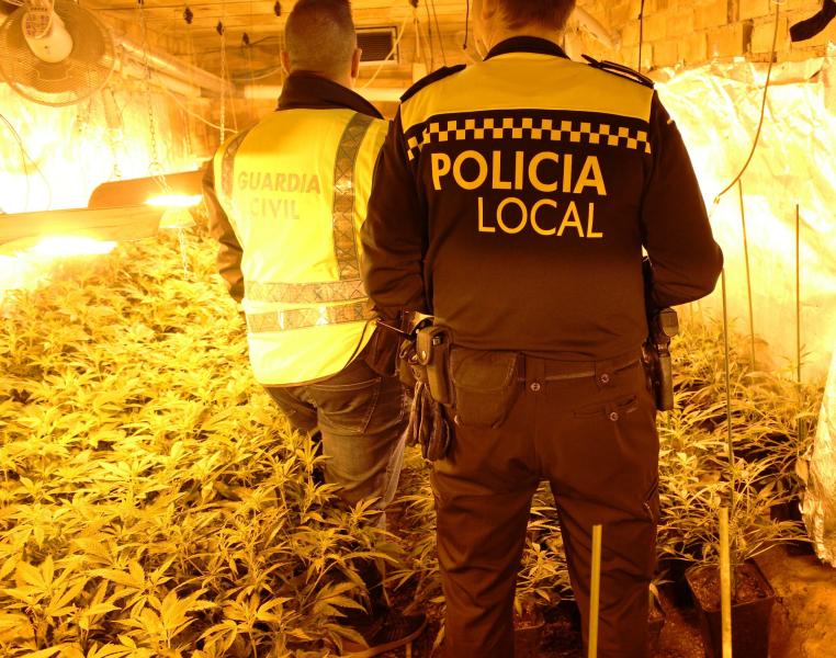 La Guardia Civil en colaboración con la Policía Local de El Vendrell, detiene a una persona por elaboración, cultivo y tráfico de marihuana