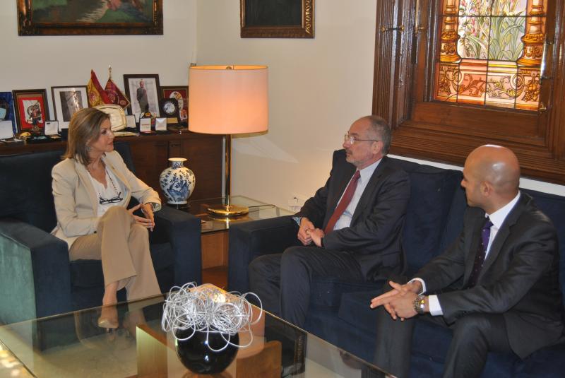 La delegada del Gobierno en Cataluña recibe al embajador de Israel en España