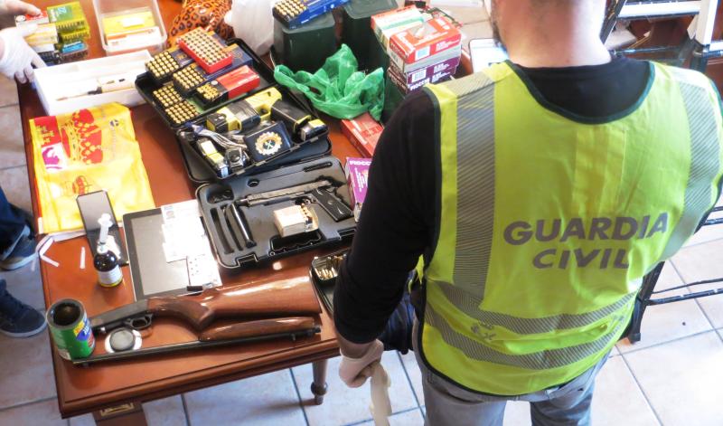 La Guardia Civil en colaboración con la Policía Local, detiene a dos personas por tráfico de drogas y tenencia ilícita de armas