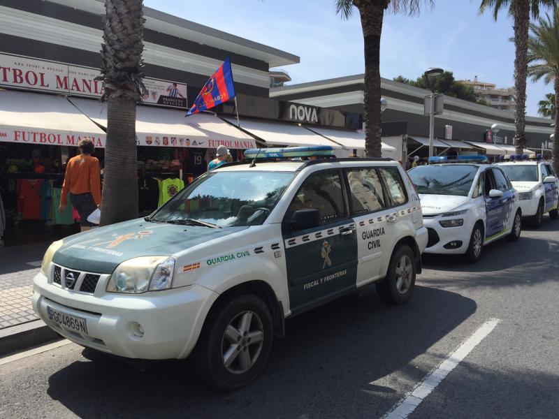 La Guardia Civil y la Policía Local intervienen objetos en tres locales comerciales