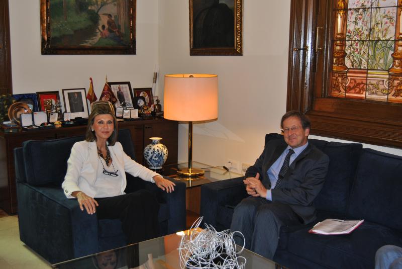 La delegada del Gobierno se reúne con el embajador de Países Bajos en España