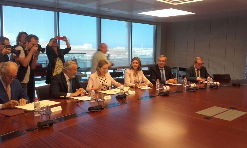 Firma de los convenios para el desarrollo del nuevo acceso sur ferroviario al Puerto de Barcelona