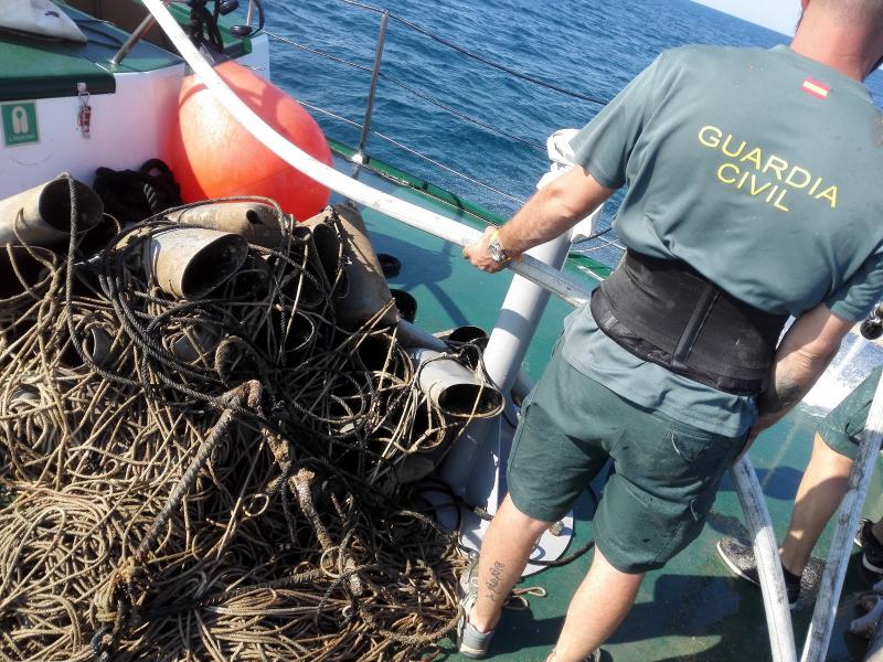 La Guardia Civil descubre y retira 160 catufos ilegales para la captura de pulpos