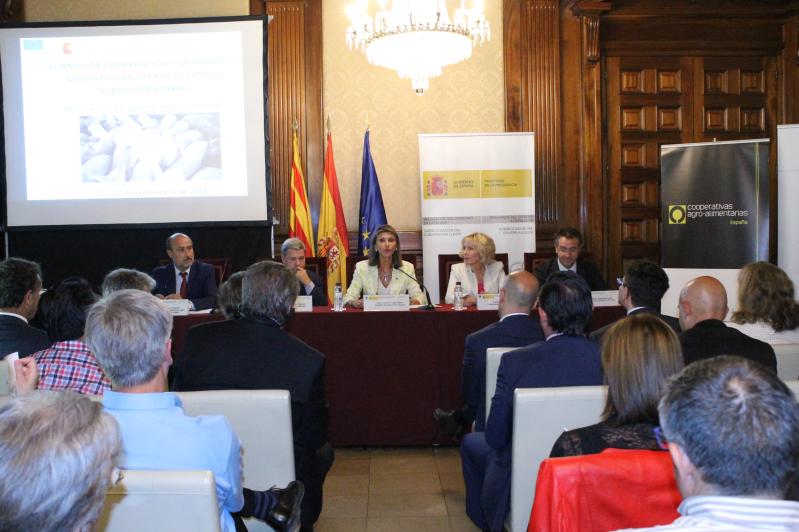 La Delegada del Gobierno en Cataluña inaugura el Seminario sobre los retos del sector porcino blanco español