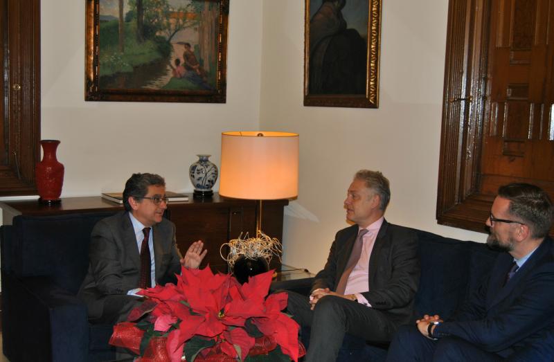 Reunión del delegado del Gobierno con el embajador británico en España