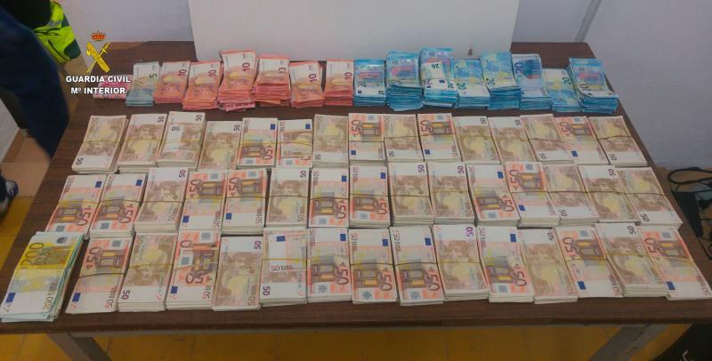 La Guardia Civil interviene más de 281.000 euros en divisas, ocultos en un vehículo en el área de servicio de Baix Ebre
