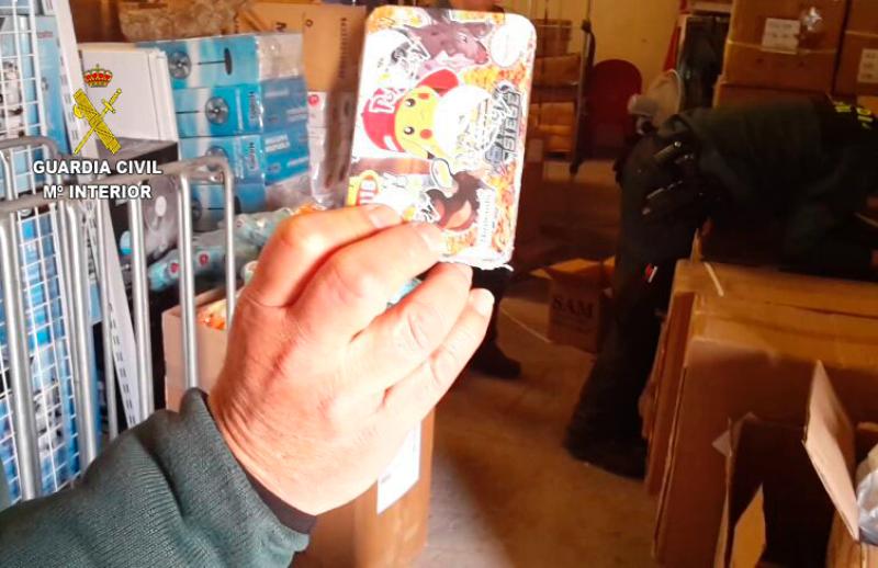 La Guardia Civil interviene más de 19.000 productos falsificados de Pokémon en un almacén de Tarragona