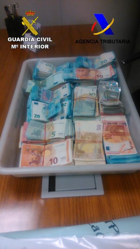 Intervenidos cerca de 80.000 euros ocultos en el equipaje de un pasajero en el aeropuerto de Barcelona