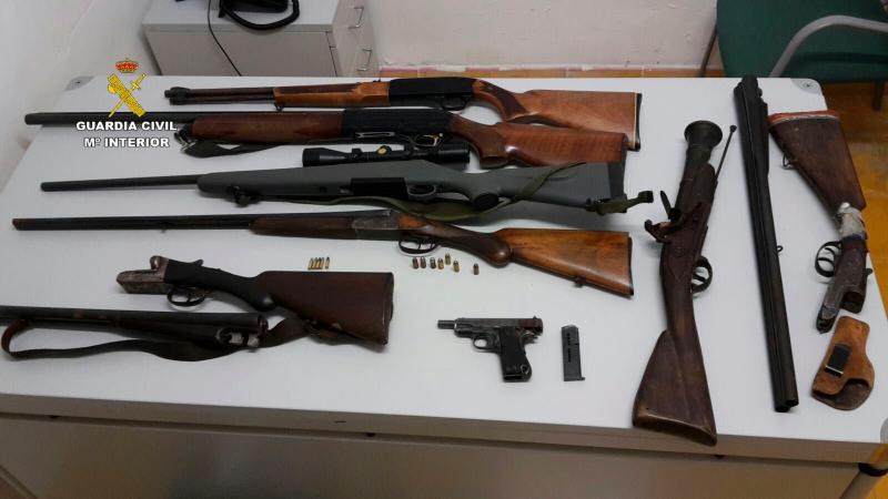 La Guardia Civil toma declaración como investigado a un vecino de l’Aldea por tenencia ilícita de armas