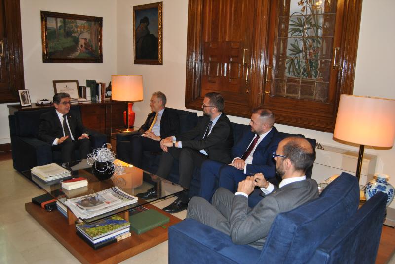 Millo es reuneix amb l’ambaixador del Regne Unit a Espanya, Simon Manley