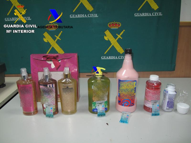 La Guardia Civil interviene cocaína líquida en botes de productos alimenticios infantiles, cosméticos y sanitarios