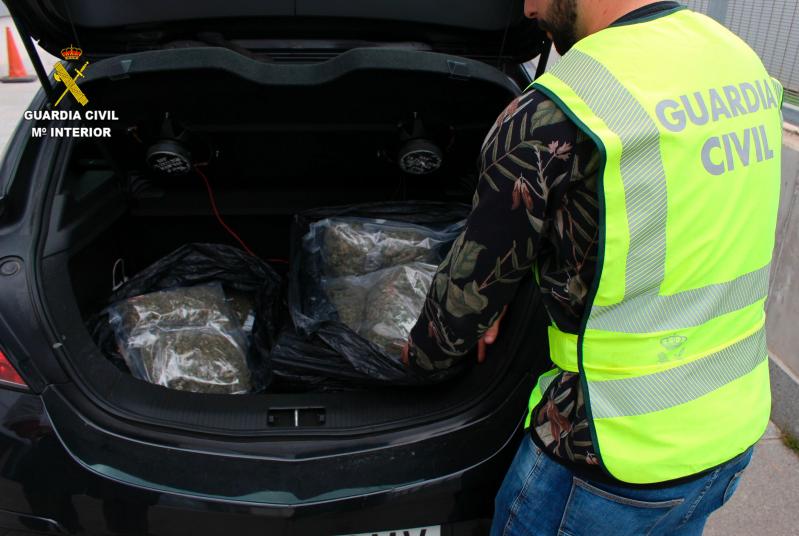 La Guardia Civil intercepta un vehículo que transportaba más de 6 kilos de marihuana