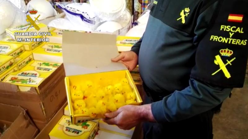 La Guardia Civil interviene unos 15.000 juguetes decorativos para monas de Pascua que podrían suponer un riesgo para los menores