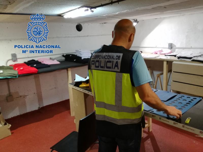 La Policía Nacional desmantela en Granollers y Cornellà dos talleres dedicados a la elaboración y venta de artículos falsificados 