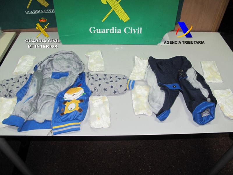 La Guardia Civil detiene a una pasajera en el aeropuerto de El Prat con 6 kg de cocaína escondida en ropa de bebé