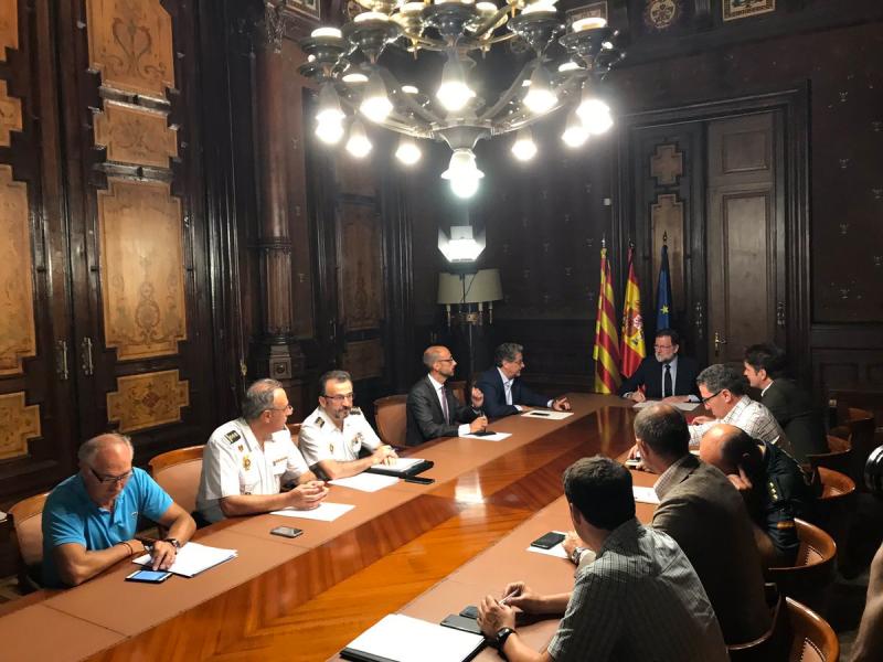 Rajoy preside esta noche en la Delegación del Gobierno en Cataluña una reunión con altos mandos de la Guardia Civil, de la Policía Nacional y del CNI, tras los atentados en Barcelona y Cambrils