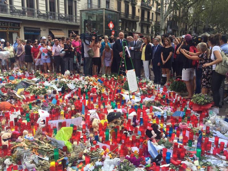 Ofrenda floral en Las Ramblas el homenaje y recuerdo a las víctimas de los atentados