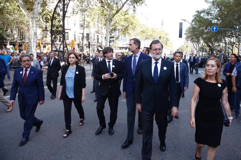 Su Majestad el Rey y el presidente del Gobierno participan en Barcelona en la manifestación de condena del terrorismo