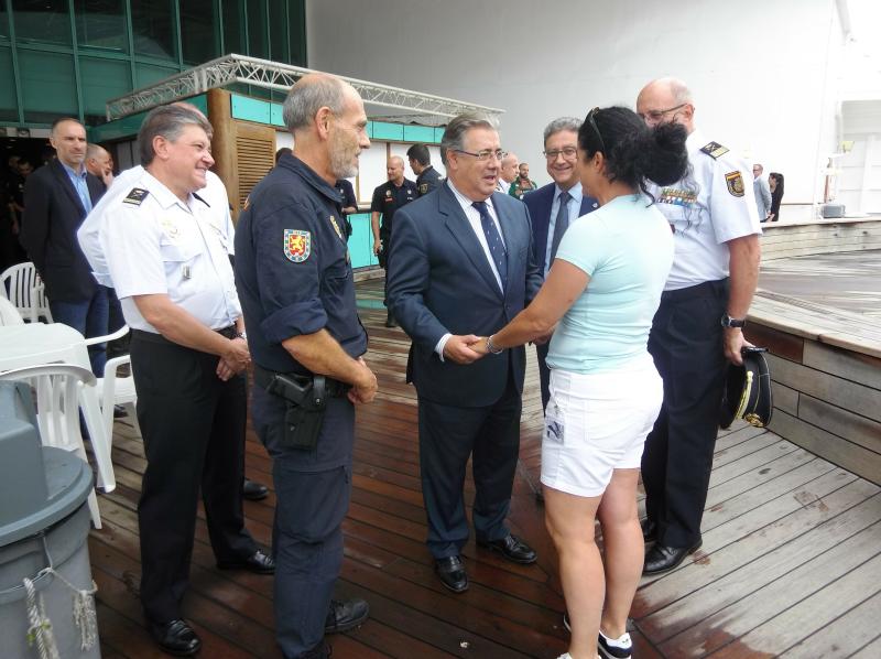 El ministro del Interior desayuna con los policías nacionales y guardias civiles alojados en barcos en Barcelona y les asegura que el Gobierno defenderá sus derechos y dignidad
