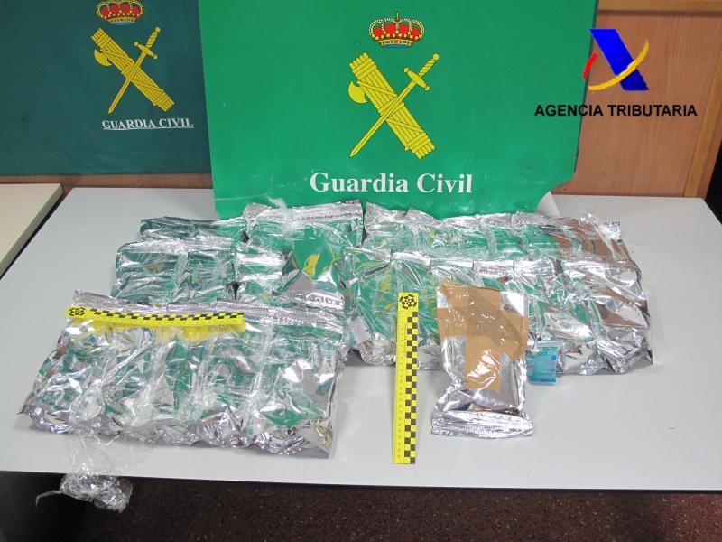 Detenidas dos pasajeras en el aeropuerto de El Prat con 17 kg de cocaína escondida en abrigos