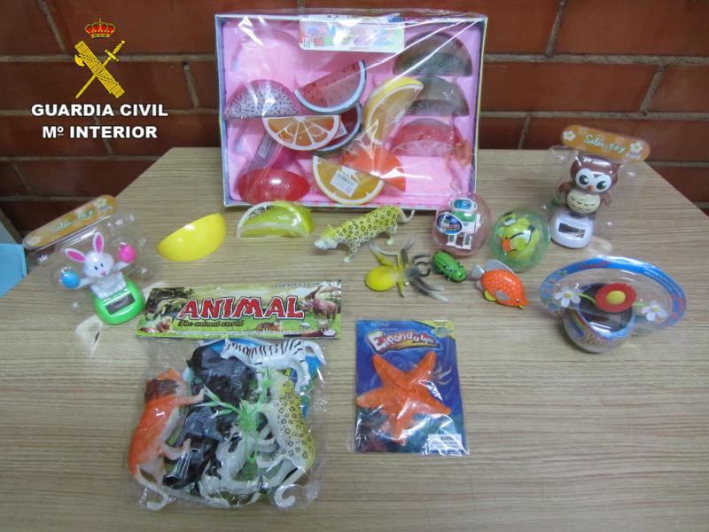 La Guardia Civil retira del mercado más de 1.800 juguetes peligrosos para los niños