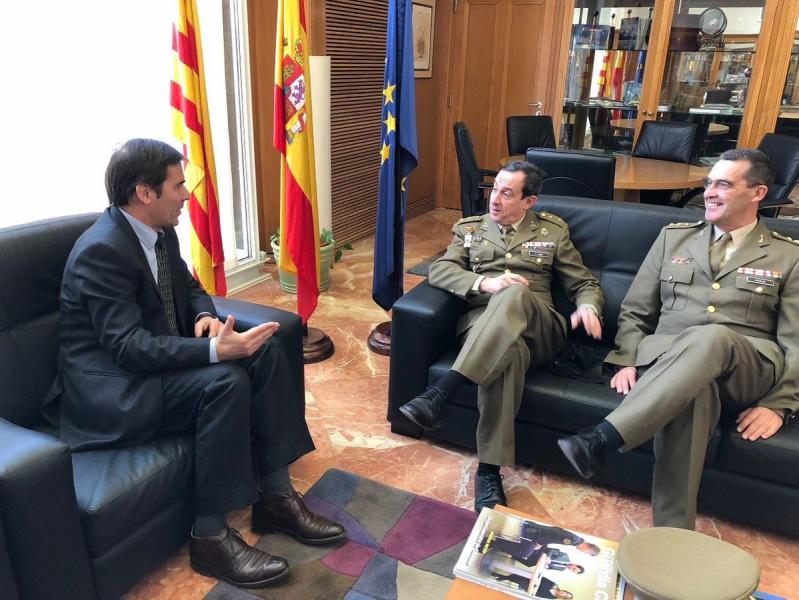El subdelegado del Gobierno en Girona, Juan Manuel Sánchez-Bustamante, recibe al nuevo comandante militar de la provincia, el teniente coronel Javier Rodríguez de Labra
