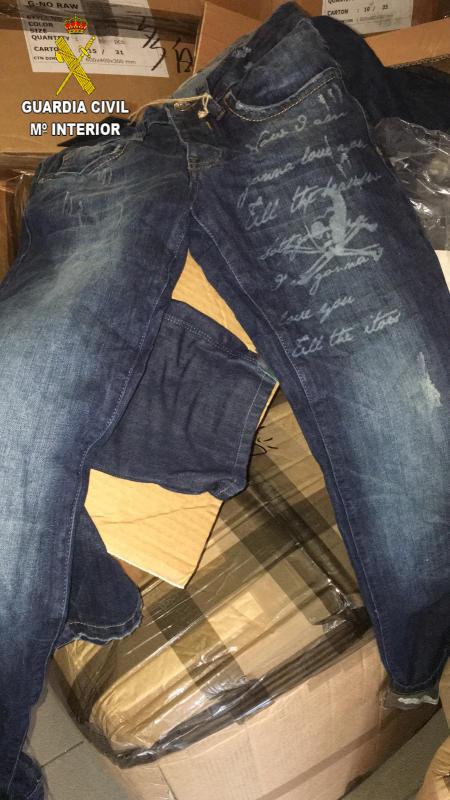 La Guardia Civil interviene pantalones falsificados de marca G-STAR RAW valorados en más de 70.000 euros en Badalona