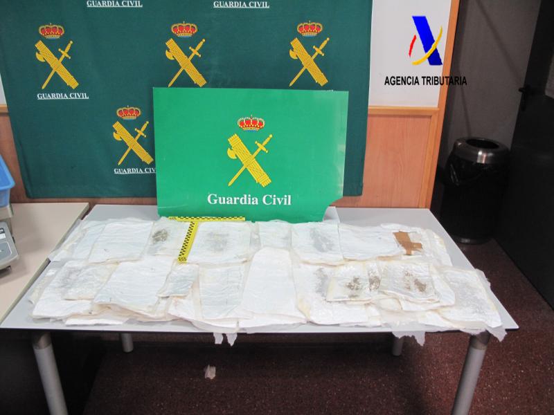 La Guardia Civil detiene a una pasajera en el aeropuerto de El Prat con casi 7 kg de cocaína escondida en abrigos y bolsos