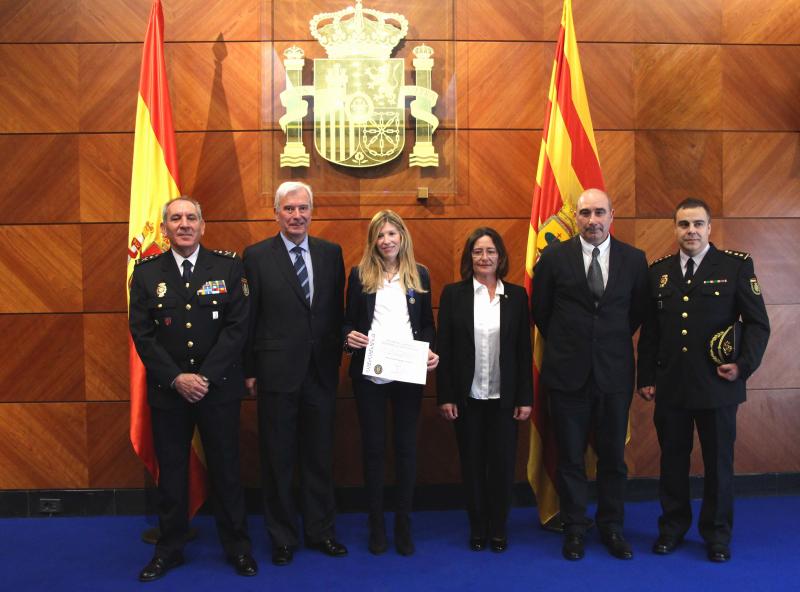 El Ayuntamiento de Cambrils impone la medalla de bronce al mérito policial a la policía nacional Lara Rodrigo
