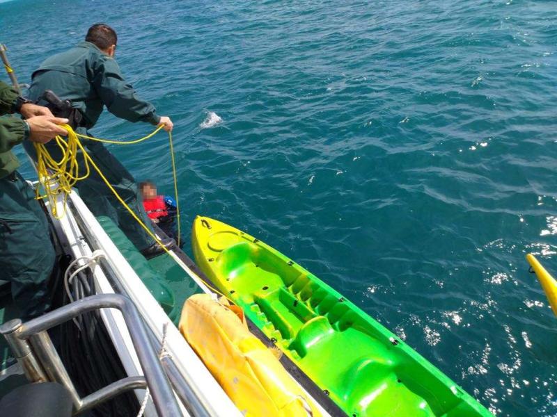 La Guardia Civil rescata a tres personas de dos embarcaciones tipo kayak, que se encontraban a la deriva frente a las costas de Tarragona