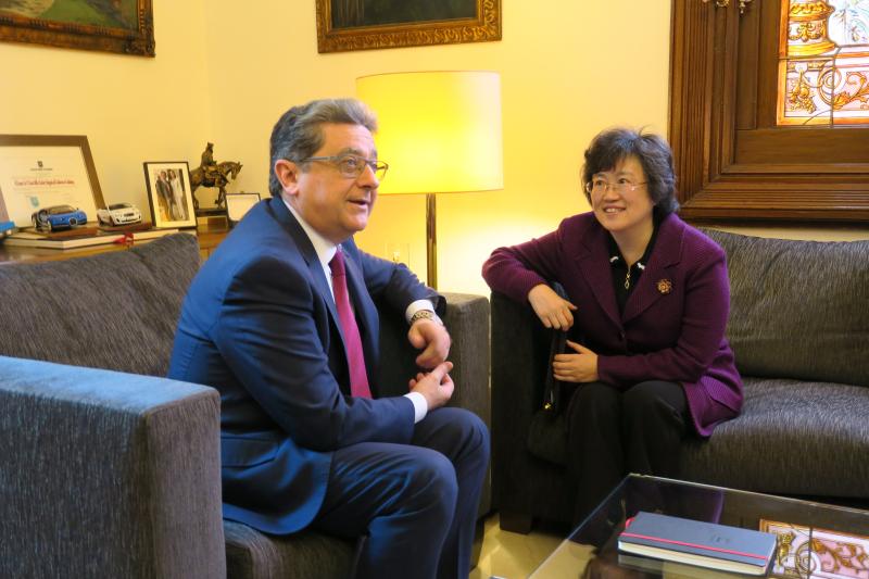 Enric Millo recibe a la cónsul general de China en Barcelona, Lin Nan