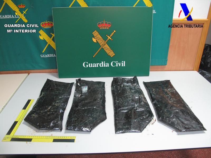 La Guardia Civil detiene a un pasajero en el aeropuerto de El Prat con más de 3 kg de heroína oculta en su maleta