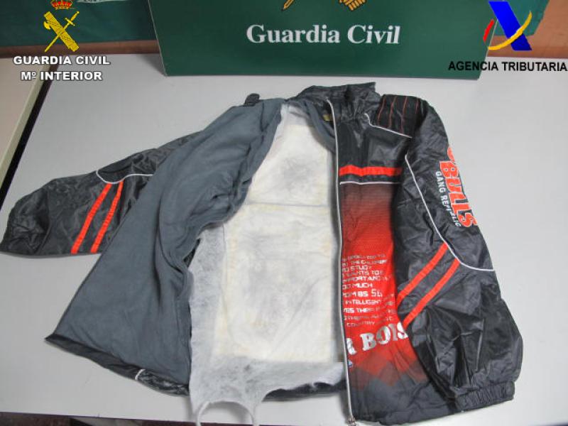 La Guardia Civil detiene a un pasajero en el aeropuerto de El Prat con más de 10 kg de cocaína oculta en su maleta